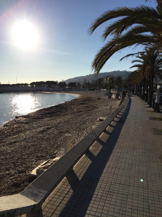 Appartement T2 de standing au pied des plages Golfe-Juan Kamer foto